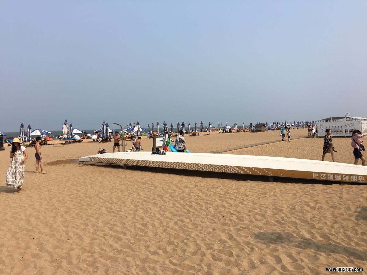 【携程攻略】天津东疆湾人造黄金海岸景点,还不错，沙滩挺干净的，毕竟有人维护，早晨刚去能在沙滩上留下一串脚…