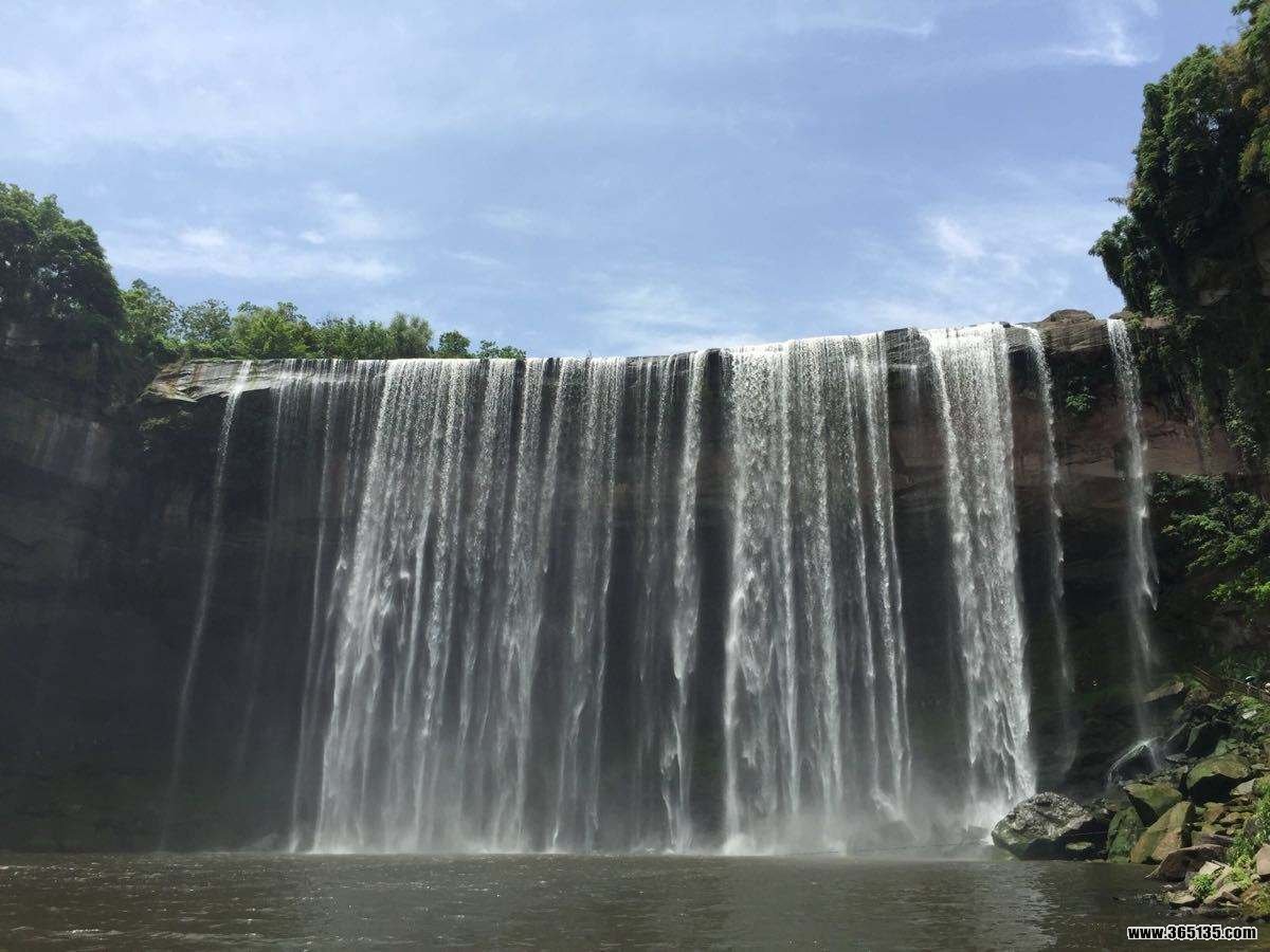 【携程攻略】重庆万州大瀑布景点,我和朋友自驾游去的大瀑布景区的 还是那么的大 人气还算好吧 游客多…