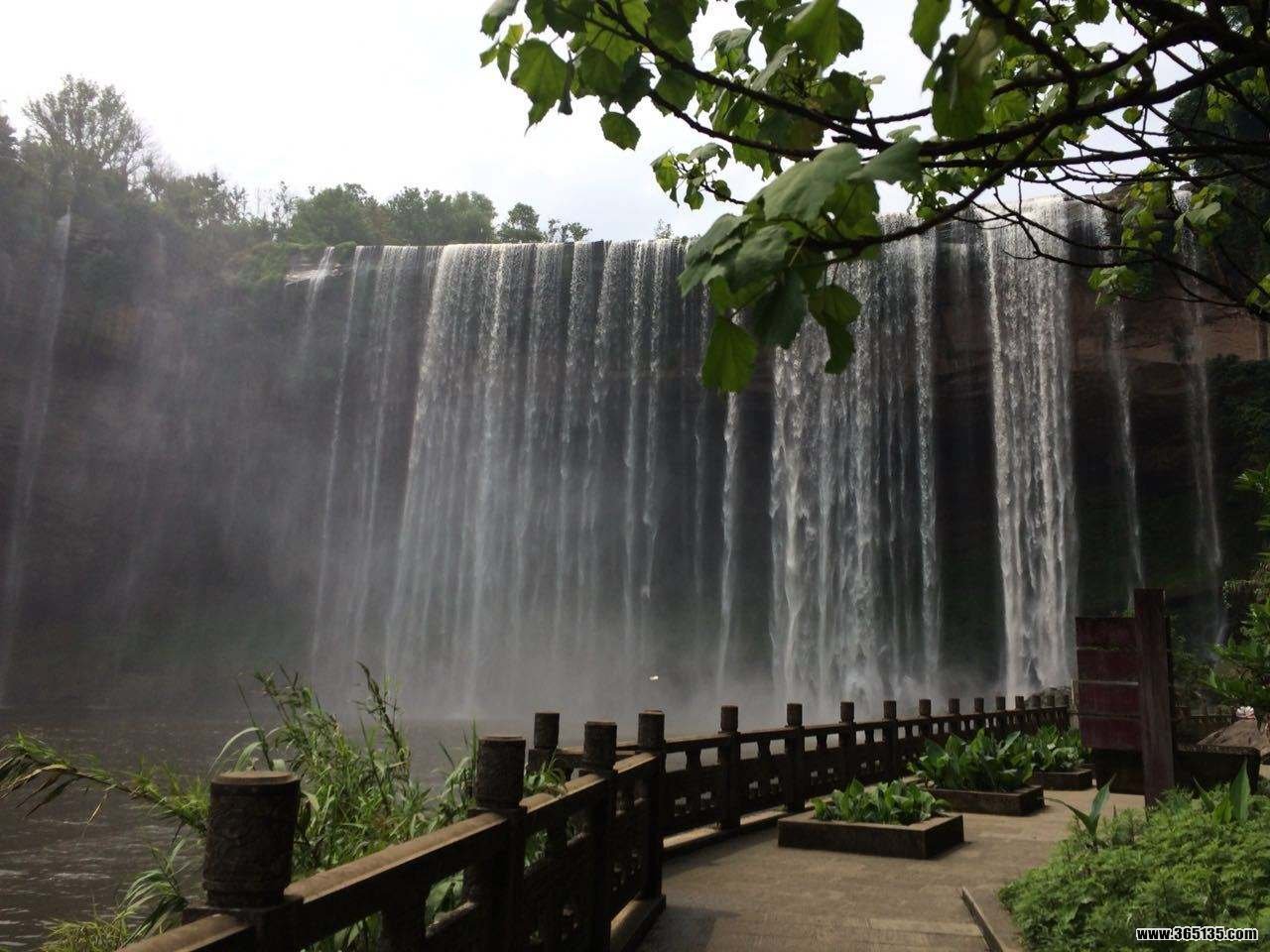 【携程攻略】重庆万州大瀑布景点,还没看见瀑布,先听见瀑布的声音,好像叠叠的浪涌上岸滩,... 瀑布飞流…